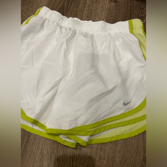 Nike Women’s Tempo Dri-fit Shorts Size Large - Picture 2 of 4